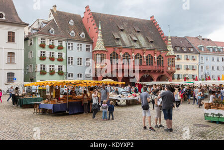 Freiburg im Breisgau, Germania - 19 agosto 2017: mercato settimanale vicino al Minster in Freiburg, una città nella parte sud-occidentale della Germania nel baden- Foto Stock