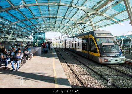 Metro pubblica presso l'Aeroporto Francisco Sa Carneiro o Francisco Sa Carneiro aeroporto, Porto, Porttugal Foto Stock