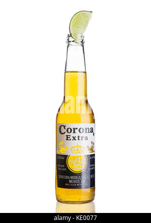 LONDRA, REGNO UNITO - 23 ottobre 2016: Bottiglia di Corona Extra Beer su bianco. Corona, prodotto da Grupo Modelo con Anheuser Busch InBev, è il mo Foto Stock