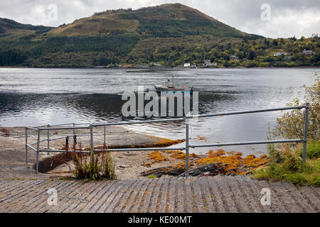 Sul loch carron da nord strome a strome ferry (senza traghetto) con barca da pesca. Ross and Cromarty, nella costa occidentale della Scozia Foto Stock