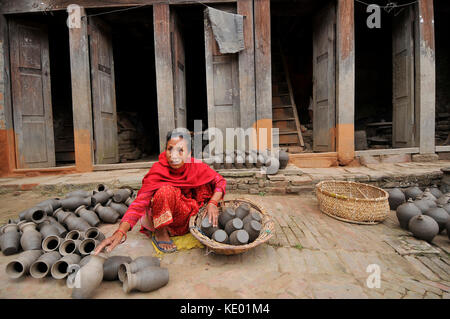 Kathmandu, Nepal. Xvi oct, 2017. Una donna disponendo pentola di creta, essendo sole asciugato per tihar è imminente o deepawali festival il suo workshop in ceramica quadrata, Bhaktapur, Nepal lunedì, 16 ottobre 2017. nepalese opere potter sulla loro piccola scala di ceramica tradizionale fare industria in bhaktapur, Nepal. bhaktapur è un'antica cittadina nella valle di Kathmandu e viene elencato come un sito del patrimonio culturale mondiale dell UNESCO per la sua ricca cultura, templi e il legno, il metallo e la pietra artwork. Credito: narayan maharjan/Pacific press/alamy live news Foto Stock