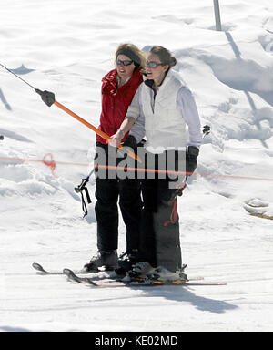 Prince William e la sua ragazza di lungo termine Kate Middleton sulle piste da sci di Klosters in Svizzera. 02/04/05 Persone: Kate Middleton Prince William Credit: Hoo-Me.com/MediaPunch ***NO UK*** Foto Stock