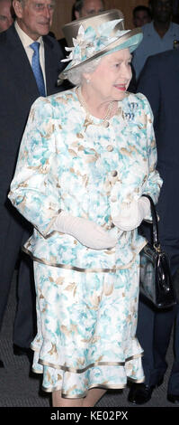 New YORK - LUGLIO 06: La regina Elisabetta II firma il libro dei visitatori mentre si recia alla sede delle Nazioni Unite il 6 luglio 2010 a New York City. La regina Elisabetta II e il principe Filippo, duca di Edimburgo hanno appena completato un tour di otto giorni del Canada e la visita a New York è l'ultimo giorno prima che la coppia reale torni nel Regno Unito. Dopo una visita storica alle Nazioni Unite, visiteranno Ground Zero e il British Memorial Garden. La regina ha rivolto l'ultima volta alle Nazioni Unite nel 1957 e sarà la prima volta che ha visitato terra zero Persone: Regina Elisabetta II trasmissione Ref: MNC1 credito: Foto Stock