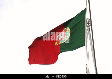 Rivolti indietro bandiera portoghese che fluttua nel vento su un pennone a Fortaleza do Pico a Funchal, Madeira Foto Stock