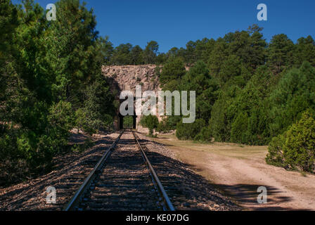 Il paesaggio con il Rame Canyon Railway road vicino a cantra, Chihuahua, Messico Foto Stock