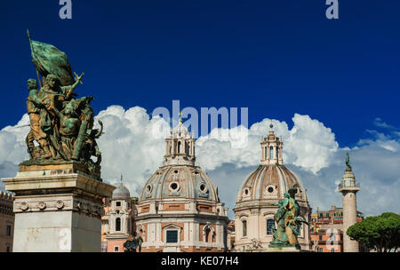 Due chiese gemelle belle cupole con antica colonna Traiana e nuvole, visto da altare della nazione un monumento nel centro di Roma Foto Stock