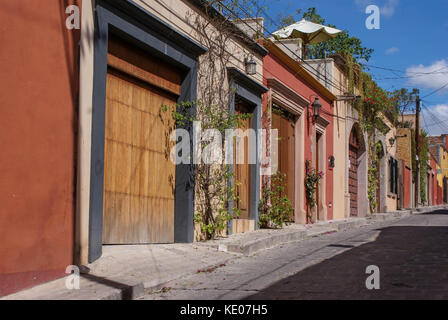 Street view nel bellissimo centro coloniale di san miguel de allende, stato di Guanajuato, Messico Foto Stock