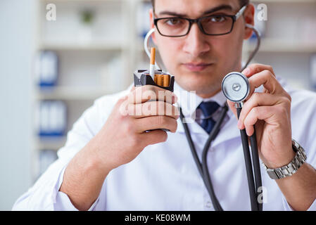 Medico maschio in anti-fumo conceptwithcigarette pack Foto Stock