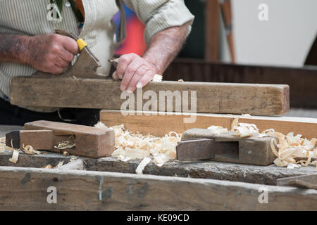 Asti, Italia - 10 settembre 2017: falegname lavora con il legno i propri strumenti Foto Stock