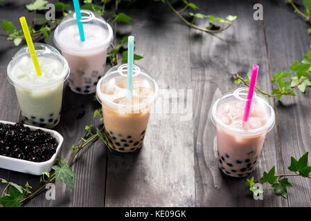 Bolla lattea tè con perle di tapioca in una tazza di plastica Foto Stock