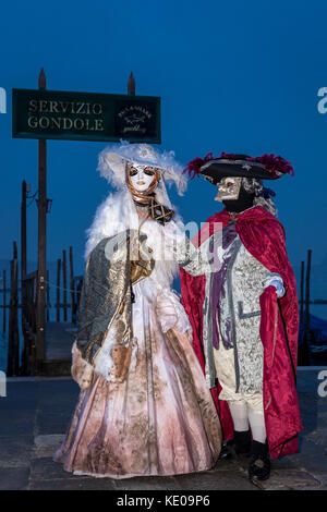 Un paio di vestiti per il Carnevale di Venezia, Italia Foto Stock