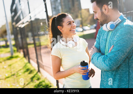 Bel uomo e donna attraente parlando su corte Foto Stock