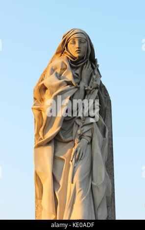 Statua di Santa Caterina da Siena a Roma Foto Stock