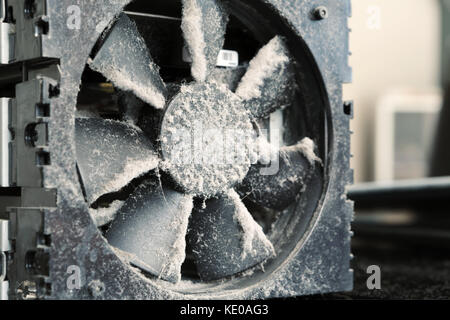 Il vecchio pc polveroso della ventola di raffreddamento al di fuori del caso Foto Stock