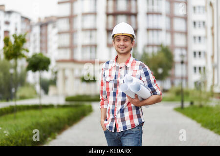 Giovane architetto di fronte all edificio di appartamenti Foto Stock