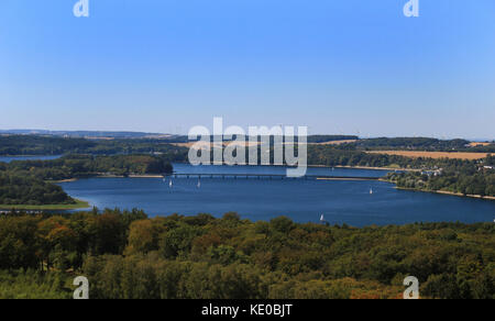 Guardando oltre möhne serbatoio dal möhneseeturm, möhnesee, Kreis soest, NRW, Germania / Blick über die möhnetalsperre vom möhneseeturm, möhnesee, Kreis Foto Stock