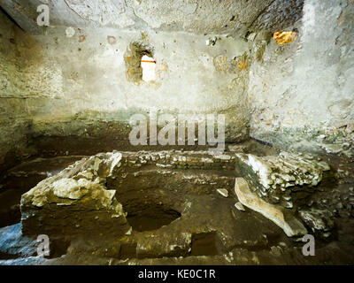 Rovine del Teatro di Balbus, antica struttura romana nel Campus Martio di Roma - Crypta Balbi (Museo Nazionale di Roma) - Italia Foto Stock