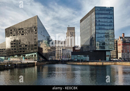 Liverpool, Regno Unito. Vista di una parte del Liverpool città mercantile marittima area. La cruna aperta la galleria e No.1 l'isola di Mann Foto Stock