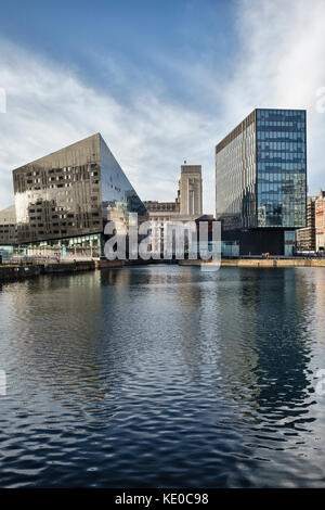 Liverpool, Regno Unito. Vista di una parte del Liverpool città mercantile marittima area. La cruna aperta la galleria e No.1 l'isola di Mann Foto Stock
