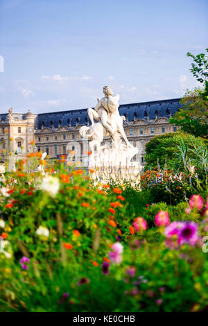 Statue all'interno dei Giardini Tuileries (Giardino delle Tuileries), e la bella architettura del Louvre è in mostra sullo sfondo. Parigi, Francia Foto Stock