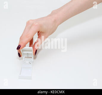 Femmina di taglio a mano una compressa in pillole taglierina Foto Stock