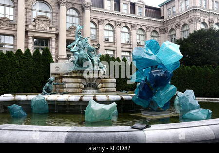 Bronx, new york, Stati Uniti d'America. Xvi oct, 2017. luesther t mertz libreria con il vetro di lavoro 'blu cristalli polyvitro' (polyvitro e acciaio), realizzato da vetro artista Dale Chihuly tenutosi presso la fiera Chihuly a new york al giardino botanico. La mostra si concentra sulla miscelazione di vetro soffiato artwork e l ambiente naturale. Credito: nancy kaszerman/zuma filo/alamy live news Foto Stock