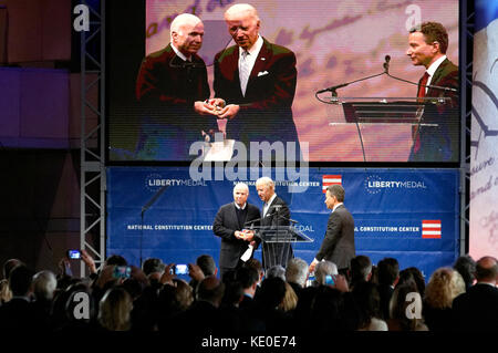 Philadelphia, Stati Uniti. Xvi oct, 2017. Noi il senatore John McCain (R-AZ) riceve il 2017 Medaglia Liberty fuori delle mani di ex VP Joe Biden, durante il mese di ottobre 16, 2017 una cerimonia al centro della Costituzione, in Philadelphia, PA. Nel suo discorso di McCain mette in guardia contro "nazionalismo purious'. Credito: Bastiaan Slabbers/Alamy Live News Foto Stock