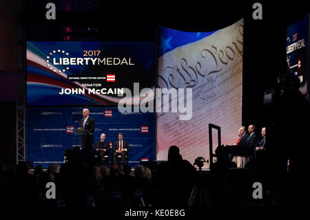 Philadelphia, Stati Uniti. Xvi oct, 2017. Noi il senatore John McCain (R-AZ) riceve il 2017 Medaglia Liberty fuori delle mani di ex VP Joe Biden, durante il mese di ottobre 16, 2017 una cerimonia al centro della Costituzione, in Philadelphia, PA. Credito: Bastiaan Slabbers/Alamy Live News Foto Stock