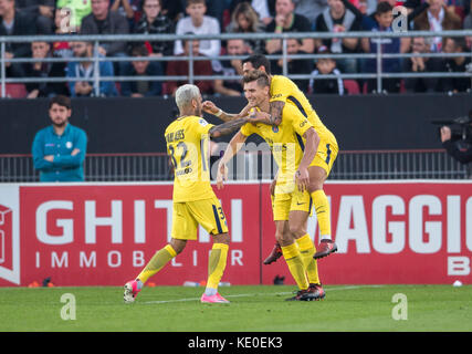 Dijon, Francia. Xiv oct, 2017. (L-r) daniel alves, thomas meunier, Angelo di maria (PSG) calcio/calcetto : Thomas meunier di Parigi saint-germain celebra con i suoi compagni di squadra Daniel alves e angel di maria dopo aver segnato il gol di apertura durante il francese "Ligue 1' match tra dijon fco 1-2 paris saint-germain a Stade gaston-gerard a Digione Francia . credito: Maurizio borsari/aflo/alamy live news Foto Stock