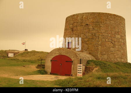 Jersey, Regno Unito. Xvi oct, 2017. La torre di Lewis e Isole del Canale museo della guerra nel sud-ovest dell'isola si vede in condizioni nebuloso. L'haze, causato sabbie del Sahara e tropical aria soffiata da resti di tempesta Ofelia. Credito: David mbiyu/Alamy Live News Foto Stock