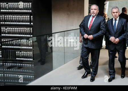 Gerusalemme, Israele. Xvii oct, 2017. Il ministro della difesa della Federazione russa, il generale dell esercito, Sergei shoigu (r), sguardi fino a pagine ingrandita della testimonianza nella sala dei nomi a Yad Vashem Holocaust Museum, dove pagine di testimonianze di più di 4 milioni di ebrei vittime dell'olocausto sono eternamente conservati. scortato da Israele il ministro della difesa, Avigdor Lieberman (l), shoigu ha visitato lo Yad Vashem Holocaust Museum, ha partecipato ad una cerimonia commemorativa, ha visitato i bambini memorial e firmato il museo guest book. Credito: nir alon/alamy live news Foto Stock