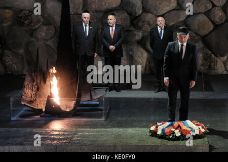 Gerusalemme, Israele. Xvii oct, 2017. Il ministro della difesa della Federazione russa, il generale dell esercito, Sergei shoigu (anteriore destro), riaccende la fiamma eterna e depone una corona di fiori come egli partecipa in una cerimonia commemorativa nella sala della rimembranza. scortato da Israele il ministro della difesa, Avigdor Lieberman (posteriore 2a sinistra), shoigu ha visitato lo Yad Vashem Holocaust Museum, ha partecipato ad una cerimonia commemorativa, ha visitato i bambini memorial e firmato il museo guest book. Credito: nir alon/alamy live news Foto Stock