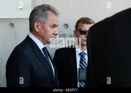 Gerusalemme, Israele. Xvii oct, 2017. Il ministro della difesa della Federazione russa, il generale dell esercito, Sergei shoigu, tours lo Yad Vashem Holocaust Museum di Gerusalemme. scortato da difesa israeliano il ministro lieberman, shoigu ha visitato il museo, ha partecipato ad una cerimonia commemorativa, ha visitato i bambini memorial e firmato il museo guest book. Credito: nir alon/alamy live news Foto Stock