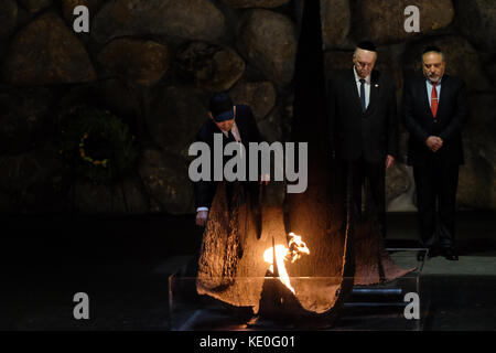 Gerusalemme, Israele. Xvii oct, 2017. Il ministro della difesa della Federazione russa, il generale dell esercito, Sergei shoigu (l), riaccende la fiamma eterna e depone una corona di fiori come egli partecipa in una cerimonia commemorativa nella sala della rimembranza. Credito: nir alon/alamy live news Foto Stock