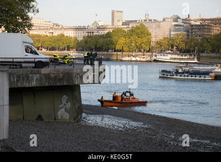 South Bank, Londra, Regno Unito. 17 ottobre 2017. La scialuppa di salvataggio RNLI recupera un corpo dal fiume Tamigi vicino alla Royal Festival Hall nel centro di Londra. Crediti: Malcolm Park/Alamy Live News. Foto Stock