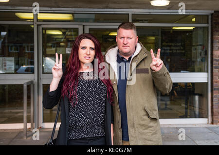 Sevenoaks, Regno Unito. Xvii oct, 2017. La Gran Bretagna primo leader Paolo Golding e vice leader Jayda Fransen a Sevenoaks Corte dei magistrati. Credito: Peter Manning/Alamy Live News Foto Stock