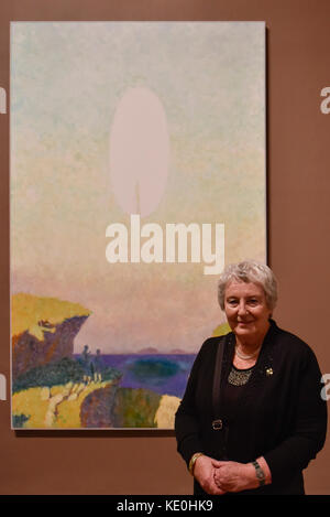 Londra, Regno Unito. Xvii oct, 2017. Emilia Kabakov sorge nella parte anteriore del 'due osservatori #2 dittico', 2014, a un'anteprima di "non tutti saranno prese in futuro", il primo Regno Unito mostra di artisti russi Ilya e Emilia Kabakov. La mostra coincide con il centesimo anniversario della rivoluzione russa del 1917 e mostra la coppia di grandi impianti e l'arte concettuale. Tenuto presso la Tate Modern, la mostra corre 18 Ottobre al 28 gennaio 2018. Credito: Stephen Chung/Alamy Live News Foto Stock