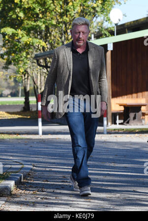 Ismaning, Germania. 17th Ott 2017. Boris Becker, responsabile del tennis maschile della Federazione tedesca del tennis, arriva per una discussione a Ismaning, Germania, 17 ottobre 2017. Credit: Peter Kneffel/dpa/Alamy Live News Foto Stock