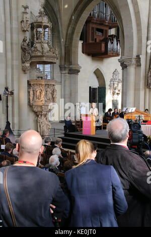 Magdeburg, Germania. Xvii oct, 2017. Il ministro federale della difesa, dr. Ursula von der Leyen, è di lingua presso la Cattedrale di Magdeburgo il honoree-vincitore dell'imperatore Ottone premio. questo anno la capitale regionale città di Magdeburg onora l' Alto rappresentante dell' Unione europea per la sicurezza e la politica estera e vice-presidente della commissione europea federica mogherini. Credito: mattis kaminer/alamy live news Foto Stock