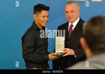 Brasilia, Brasile. Xvii oct, 2017. Presidente Michel temer offre insegne dell'ordine di merito medici, questo martedì (17), in una cerimonia al Palazzo di Planalto, Brasilia DF. Credito: foto arena ltda/alamy live news Foto Stock