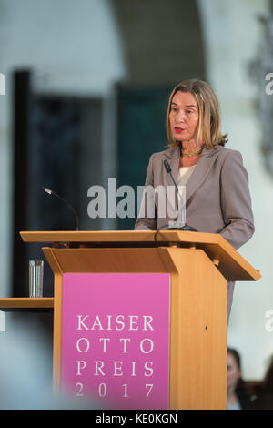 Magdeburgo, Germania. 17 ottobre 2017. Federica Mogherini, commissario per la sicurezza e gli affari esteri dell'UE, tiene un discorso dopo aver ricevuto il premio Kaiser otto per il suo ruolo nel processo di unificazione europea a Magdeburgo, Germania, 17 ottobre 2017. Crediti: Klaus-Dietmar Gabbert/dpa-Zentralbild/dpa/Alamy Live News Foto Stock