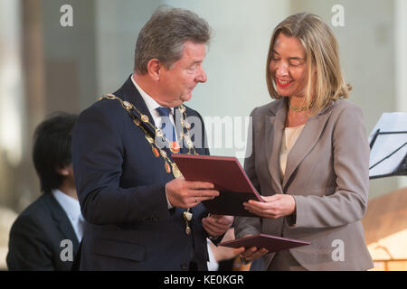 Magdeburgo, Germania. 17 ottobre 2017. Lutz Trümper (SPD), sindaco di Magdeburgo, presenta a Federica Mogherini, commissario per la sicurezza e gli affari esteri dell'UE, il premio Kaiser otto per il suo ruolo nel processo di unificazione europea a Magdeburgo, Germania, il 17 ottobre 2017. Crediti: Klaus-Dietmar Gabbert/dpa-Zentralbild/dpa/Alamy Live News Foto Stock