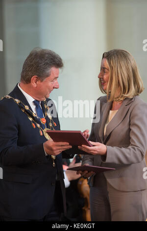 Magdeburgo, Germania. 17 ottobre 2017. Lutz Trümper (SPD), sindaco di Magdeburgo, presenta a Federica Mogherini, commissario per la sicurezza e gli affari esteri dell'UE, il premio Kaiser otto per il suo ruolo nel processo di unificazione europea a Magdeburgo, Germania, il 17 ottobre 2017. Crediti: Klaus-Dietmar Gabbert/dpa-Zentralbild/dpa/Alamy Live News Foto Stock