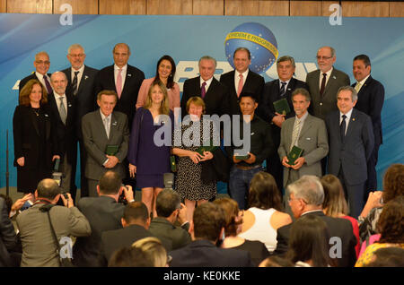 Brasilia, Brasile. Xvii oct, 2017. Presidente Michel temer offre insegne dell'ordine di merito medici, questo martedì (17), in una cerimonia al Palazzo di Planalto, Brasilia DF. Credito: foto arena ltda/alamy live news Foto Stock