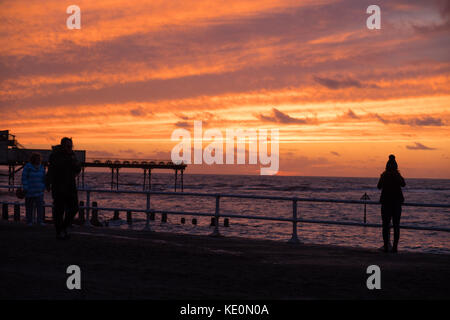 Aberystwyth Wales UK, martedì 17 ottobre 2017 uk meteo: una bella e spettacolare cielo rosso al tramonto sopra il mare royal pier in aberystwyth su cardigan bay costa del Galles occidentale Photo credit: keith morris/alamy live news Foto Stock
