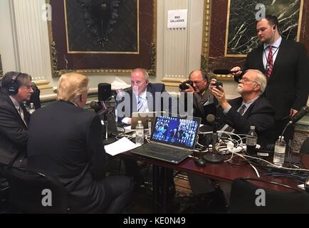 Washington, Stati Uniti d'America. 17 ottobre 2017. Il presidente degli Stati Uniti Donald Trump parla con il presentatore conservatore del talk show radiofonico Mike Gallagher mentre la Casa Bianca ospita un talk radio nell'Old Executive Office Building il 17 ottobre 2017 a Washington, Trump spera di fare appello direttamente alla sua base attraverso una radio conservatrice per spingere per il suo programma di riforma fiscale. Crediti: Planetpix/Alamy Live News Foto Stock