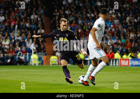 Madrid, Spagna. 17 ottobre, 2017. Christian Eriksen (23) Tottenham Hotspur F.C. del lettore del. UCL Champions League tra il Real Madrid vs Tottenham Hotspur F.C. nel Santiago Bernabeu a Madrid, Spagna, 17 ottobre 2017 . Credito: Gtres Información más Comuniación on line, S.L./Alamy Live News Foto Stock