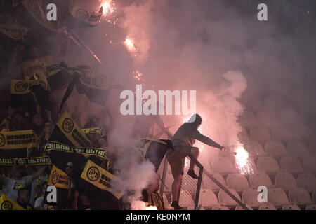 Nicosia, Cipro. 17 ottobre 2017. I tifosi del Dortmund illuminano i fuochi d'artificio in tribuna durante la partita di qualificazione delle fasi a gironi della Champions League tra APOEL Nicosia e Borussia Dortmund allo stadio GSP di Nicosia, Cipro, 17 ottobre 2017. Crediti: Angelos Tzortzinis/dpa/Alamy Live News Foto Stock