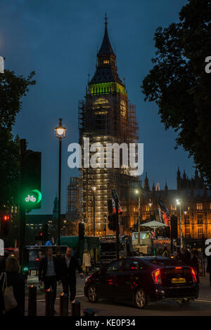 Londra, Regno Unito. Xvii oct, 2017. Big Ben risplende attraverso il ponteggio che ora le sartie. Londra 17 Ott 2017. Credito: Guy Bell/Alamy Live News Foto Stock