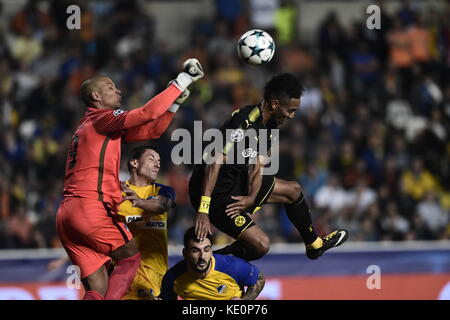 Nicosia, Cipro. 17th Ott 2017. Il portiere di Nicosia, Boy Waterman, si prende il pugno in chiaro durante la partita di qualificazione del gruppo Champions League tra APOEL Nicosia e Borussia Dortmund nello stadio GSP di Nicosia, Cipro, 17 ottobre 2017. Credit: Angelos Tzortzinis/dpa/Alamy Live News Foto Stock